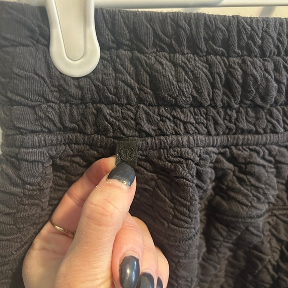 Lululemon Rippled Super-High-Rise Short 5" in Black ~ size 4 - Picture 6 of 8